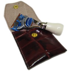 Mini aparat de bărbierit în toc din piele maro