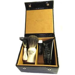 Set de lux pentru voiaj in cutie din piele neagră